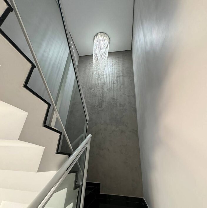 Escada reformada com iluminação decorativa
