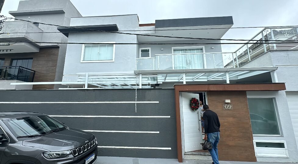 Fachada de casa com detalhes em madeira