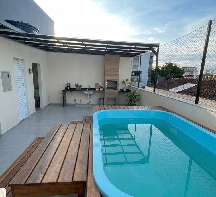 Área de piscina e churrasqueira reformada