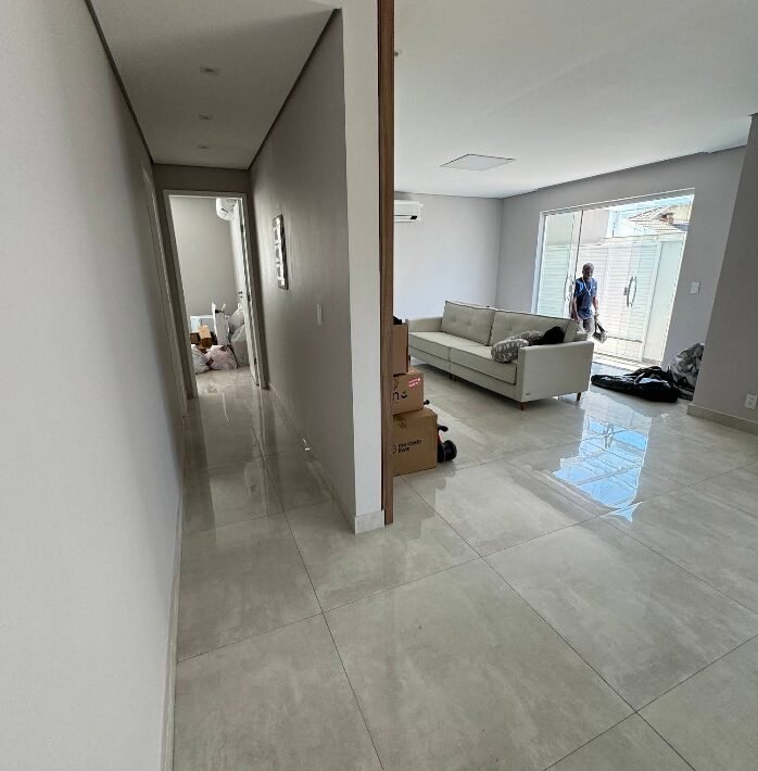 Sala de estar reformada com piso porcelanato